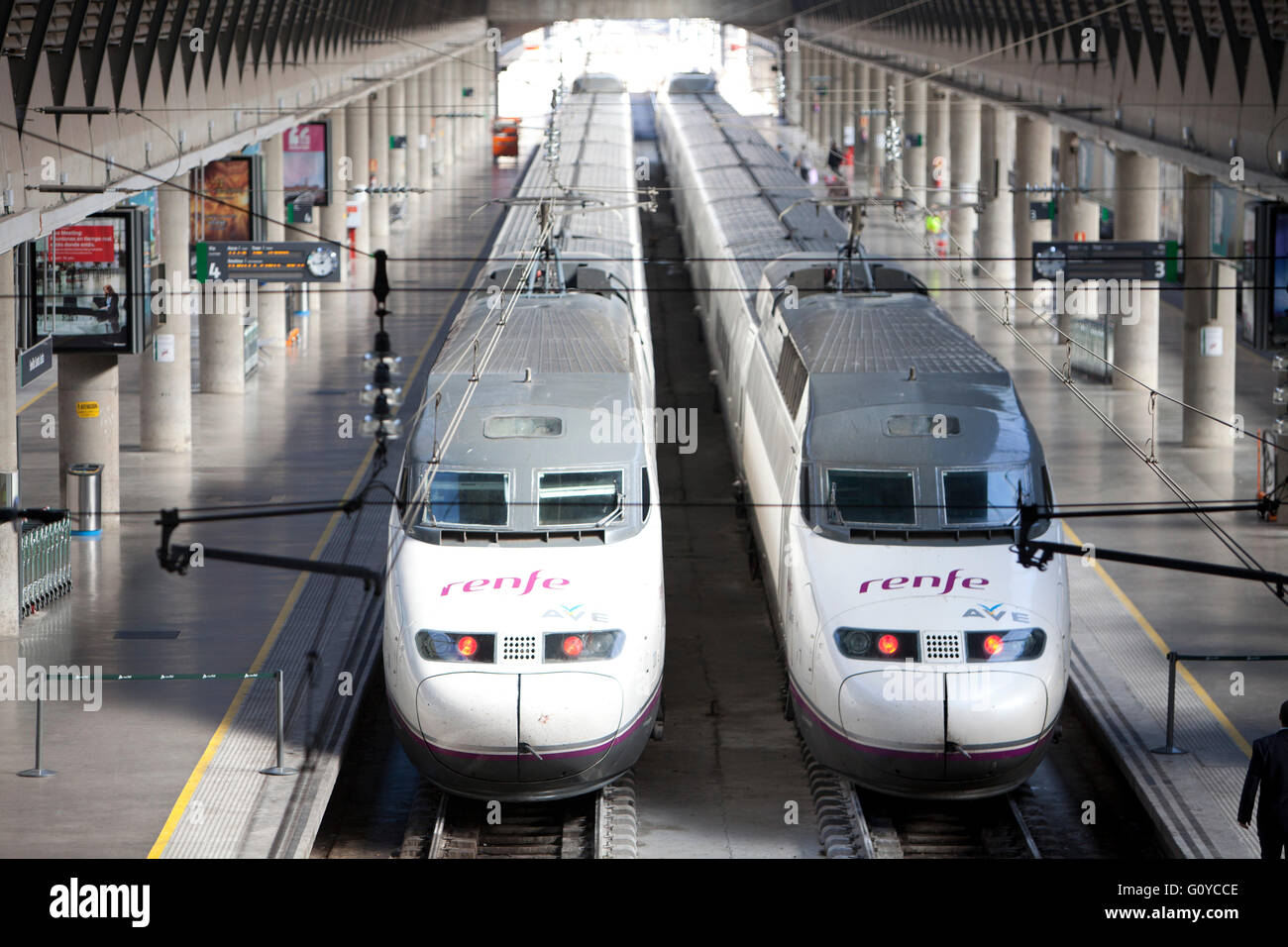 Tren de alta velocidad AVE de Renfe en la Estación de Santa Justa en