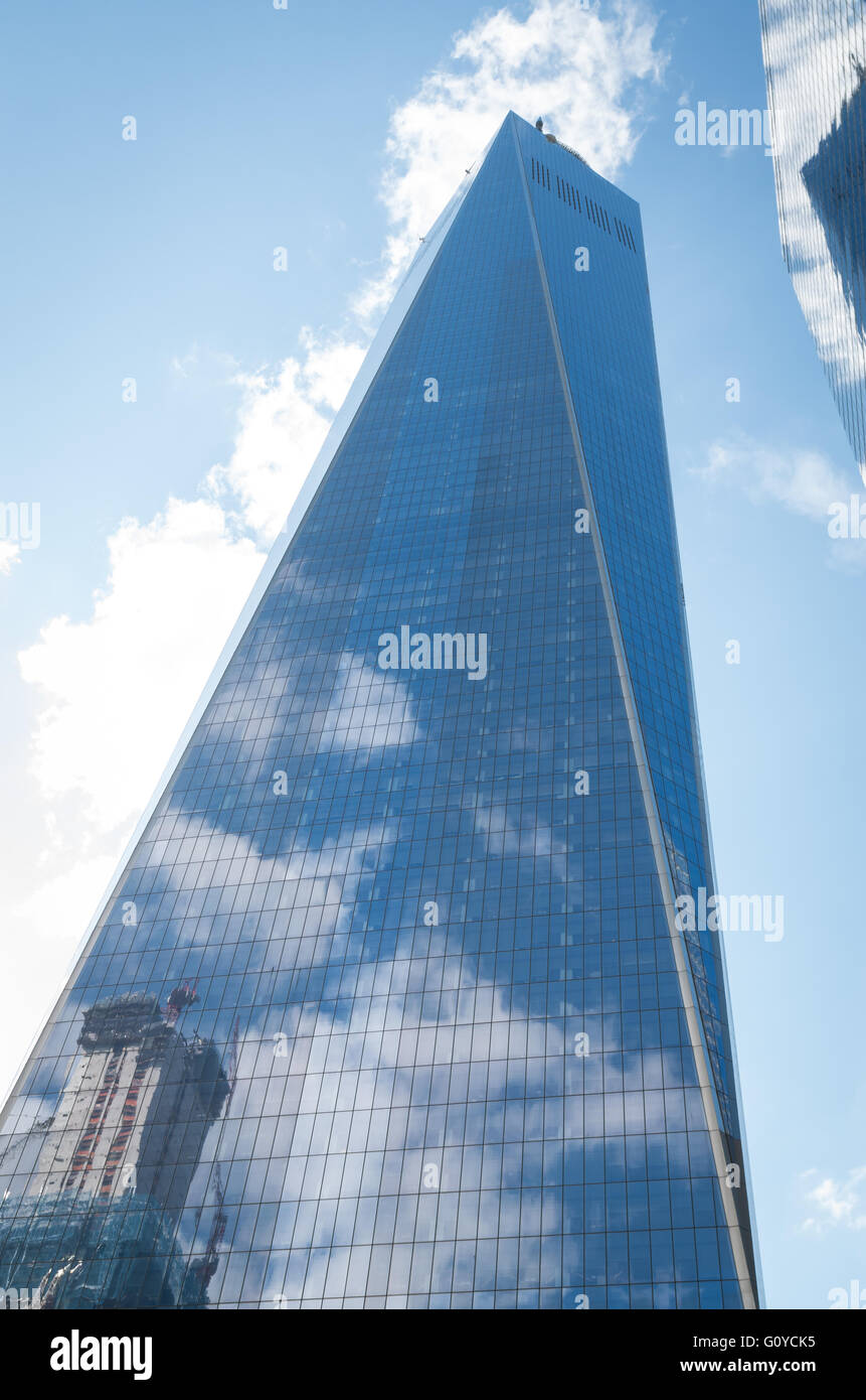 Las nubes y el cielo azul se refleja en el cristal de un rascacielos del World Trade Center, Nueva York Foto de stock