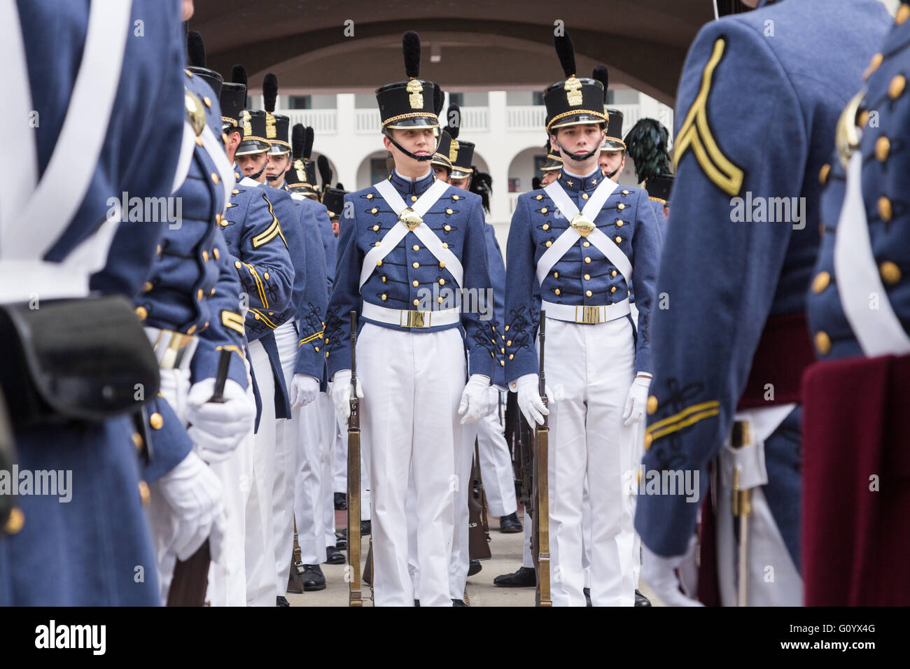 Gradúa cadetes en traje de gala uniforme de prepararse para la larga línea  gris desfile de graduación en la Ciudadela colegio militar el 6 de mayo de  2016 en Charleston, SC. La