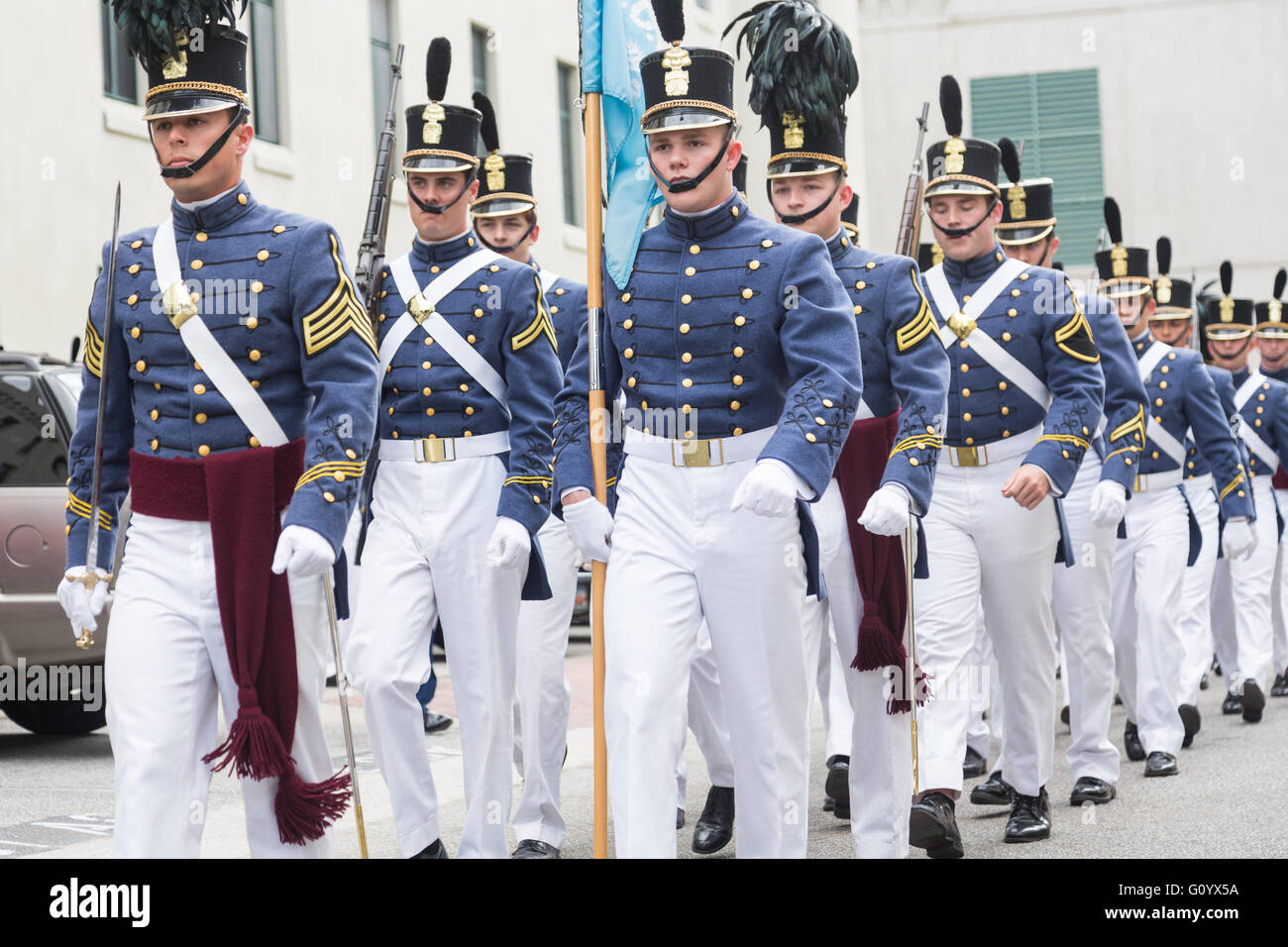 Gradúa cadetes en traje de gala uniforme de tomar parte en la larga línea  gris desfile de graduación en la Ciudadela colegio militar el 6 de mayo de  2016 en Charleston, SC.