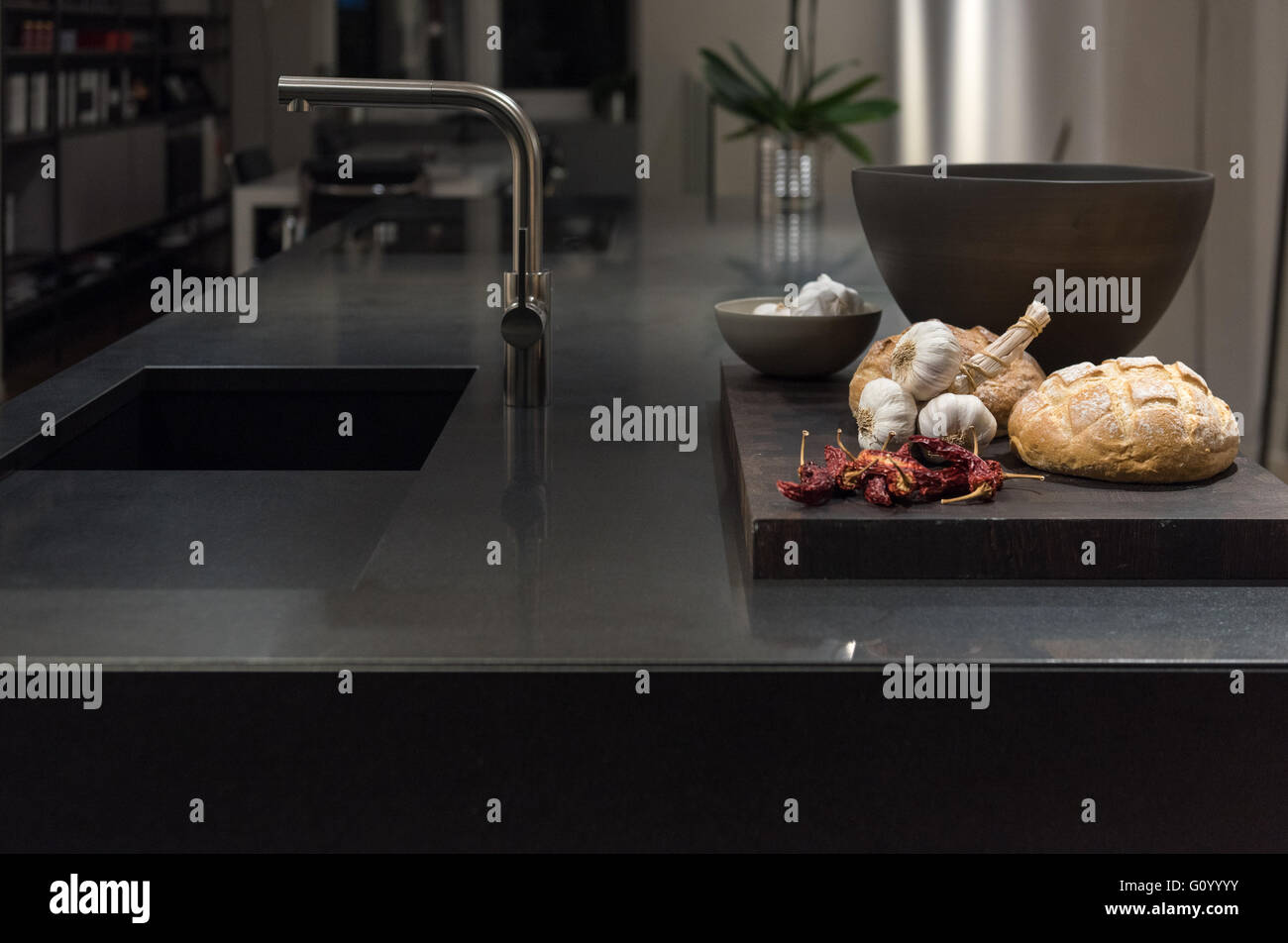 Fregadero de la cocina con accesorios negros y jabón Fotografía de stock -  Alamy