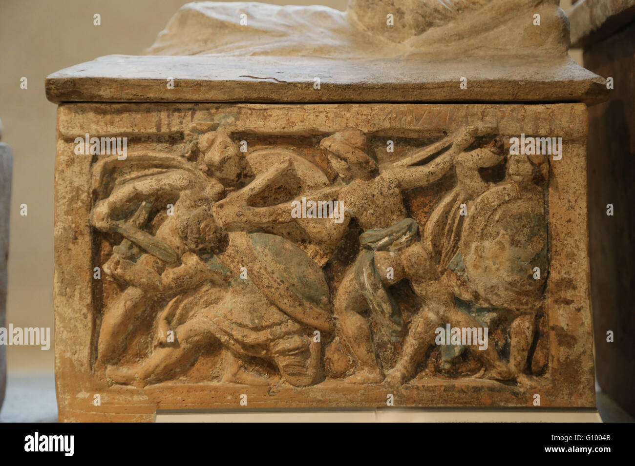 El etrusco cinerary urn. Héroe luchando con un arado. En Chiusi, Italia. 2º c. BC. Terracota. El Museo del Louvre. París. Francia. Foto de stock