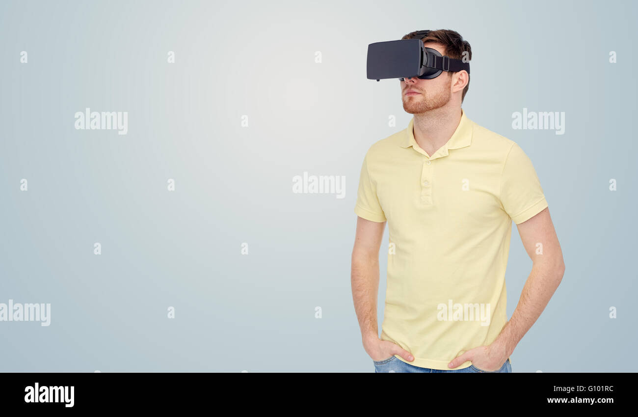 Hombre de casco de realidad virtual o gafas 3D Foto de stock