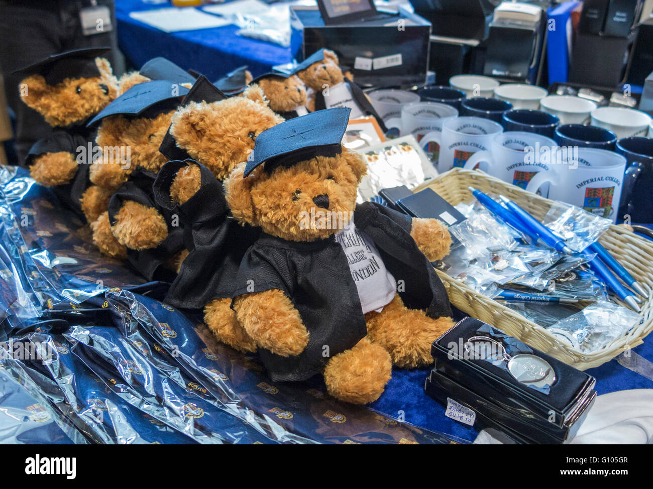 Los osos de peluche en trajes académicos con juntas de mortero, souvenirs  en venta en una ceremonia de graduación en el Imperial College, en South  Kensington, Londres Fotografía de stock - Alamy