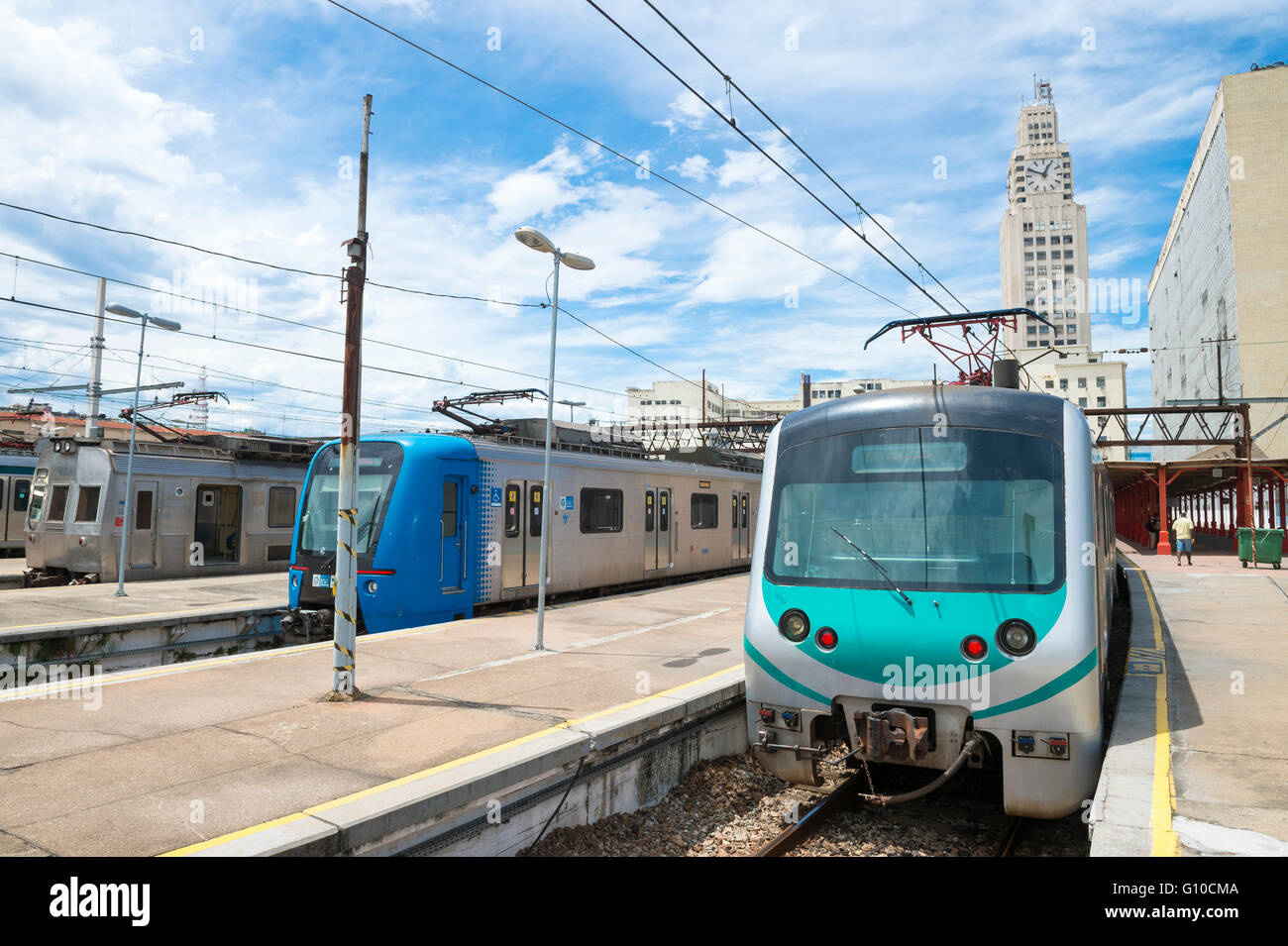 RIO DE JANEIRO - Marzo 4, 2016: SuperVia trenes a la estación Central do Brasil transportará a los espectadores a los Estadios Olímpicos. Foto de stock