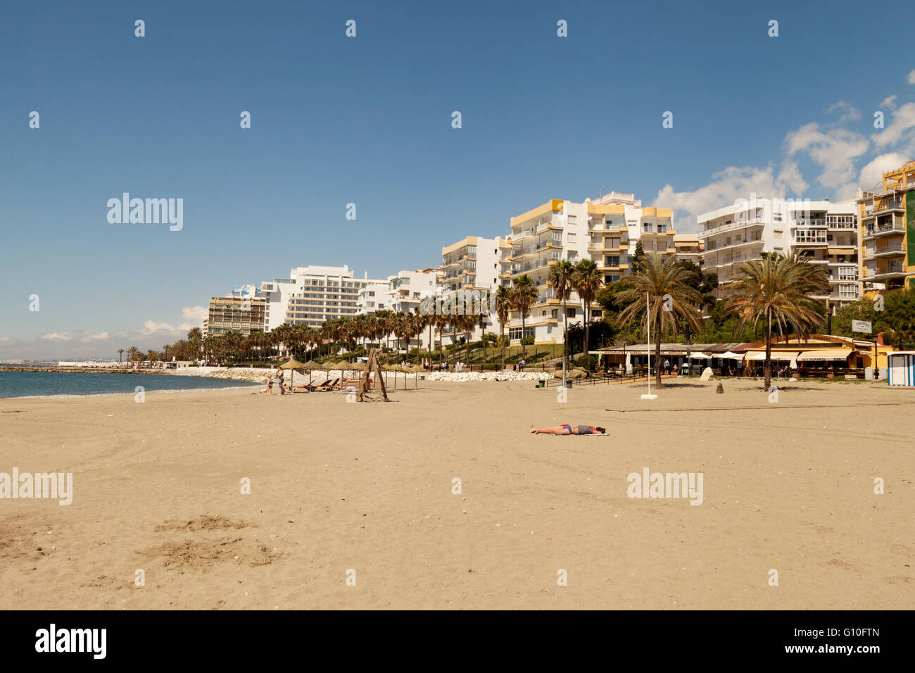 Bañista en la Playa de La Bajadilla, la playa de Marbella, Costa del Sol, Andalucía, España Europa Foto de stock