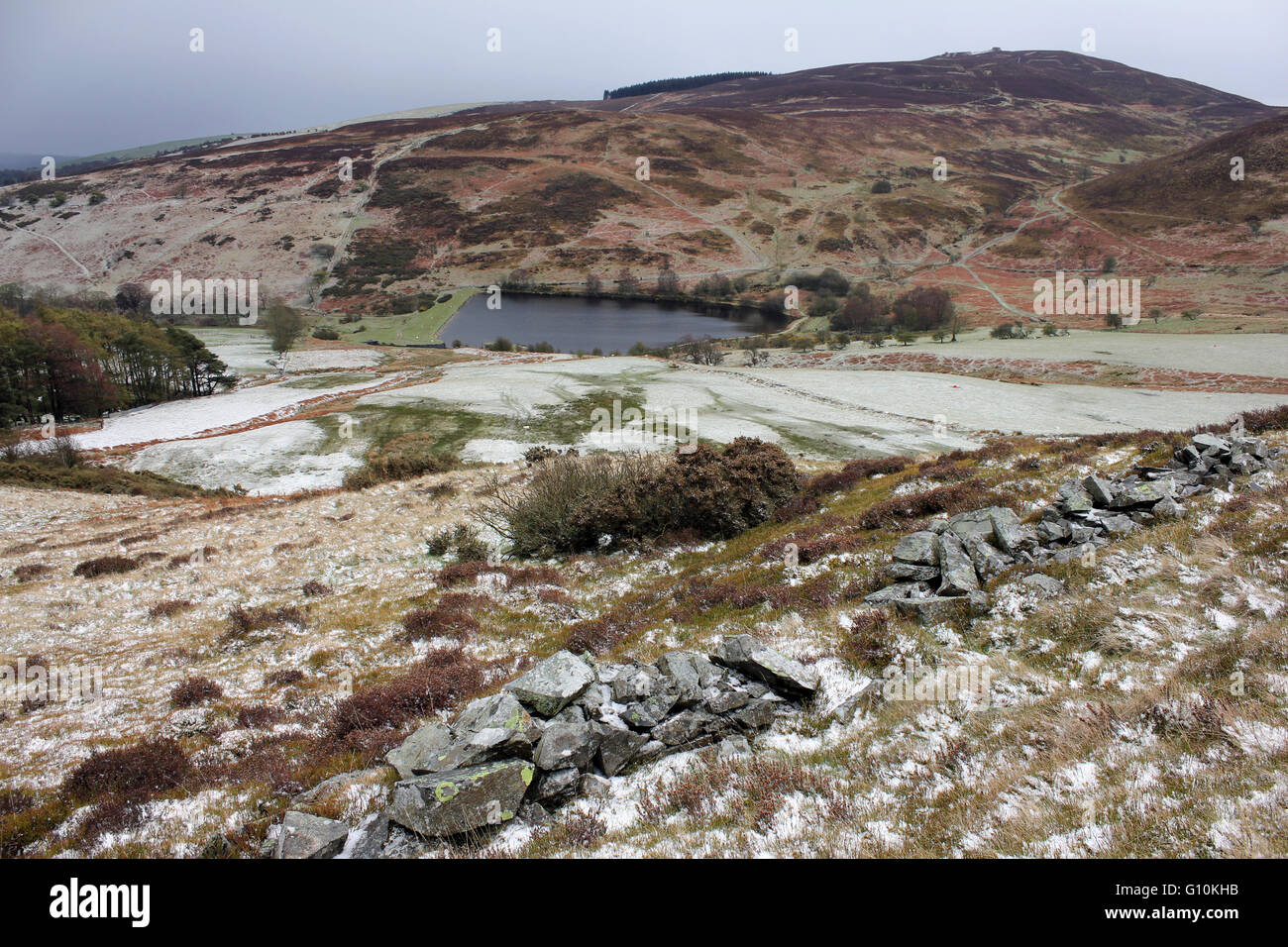 Una granizada de abril da las colinas Clwydian Moel Famau en la distancia Un aspecto invernal Foto de stock