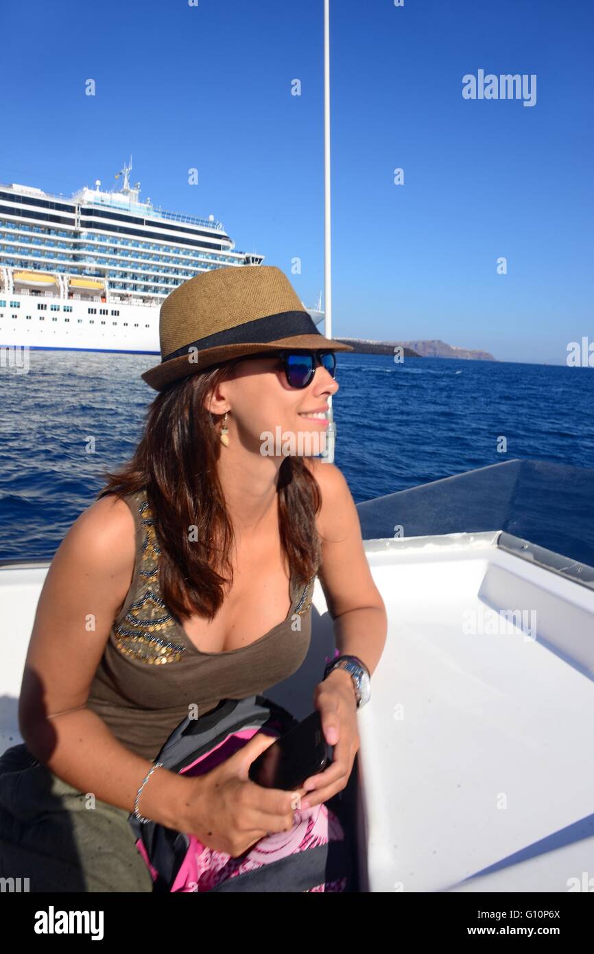 Joven mujer adulta en barco de crucero a Fira, Santorini, Grecia, las islas griegas Foto de stock