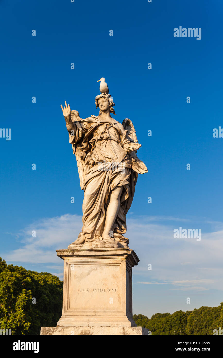 Estatua del ángel con el puente en frente de Castel Sant'Angelo, Roma, Italia Foto de stock