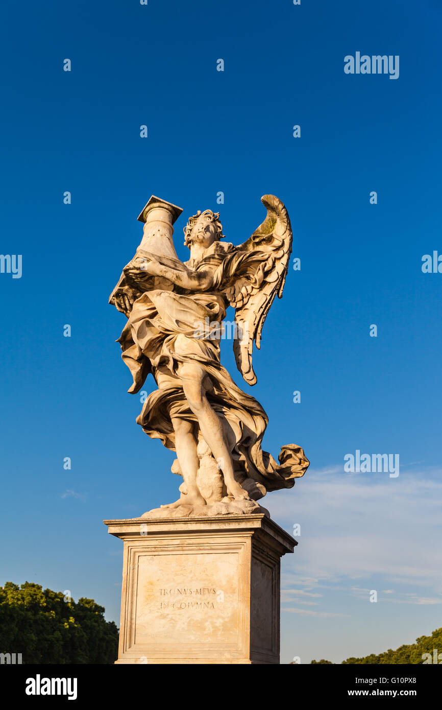 Estatua del ángel con el puente en frente de Castel Sant'Angelo, Roma, Italia Foto de stock