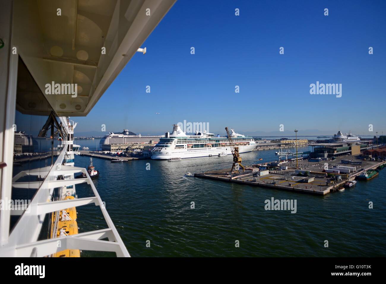 Llegando en un crucero en el puerto de Venecia, la estación marítima de san  Basilio, Venecia, Italia Fotografía de stock - Alamy