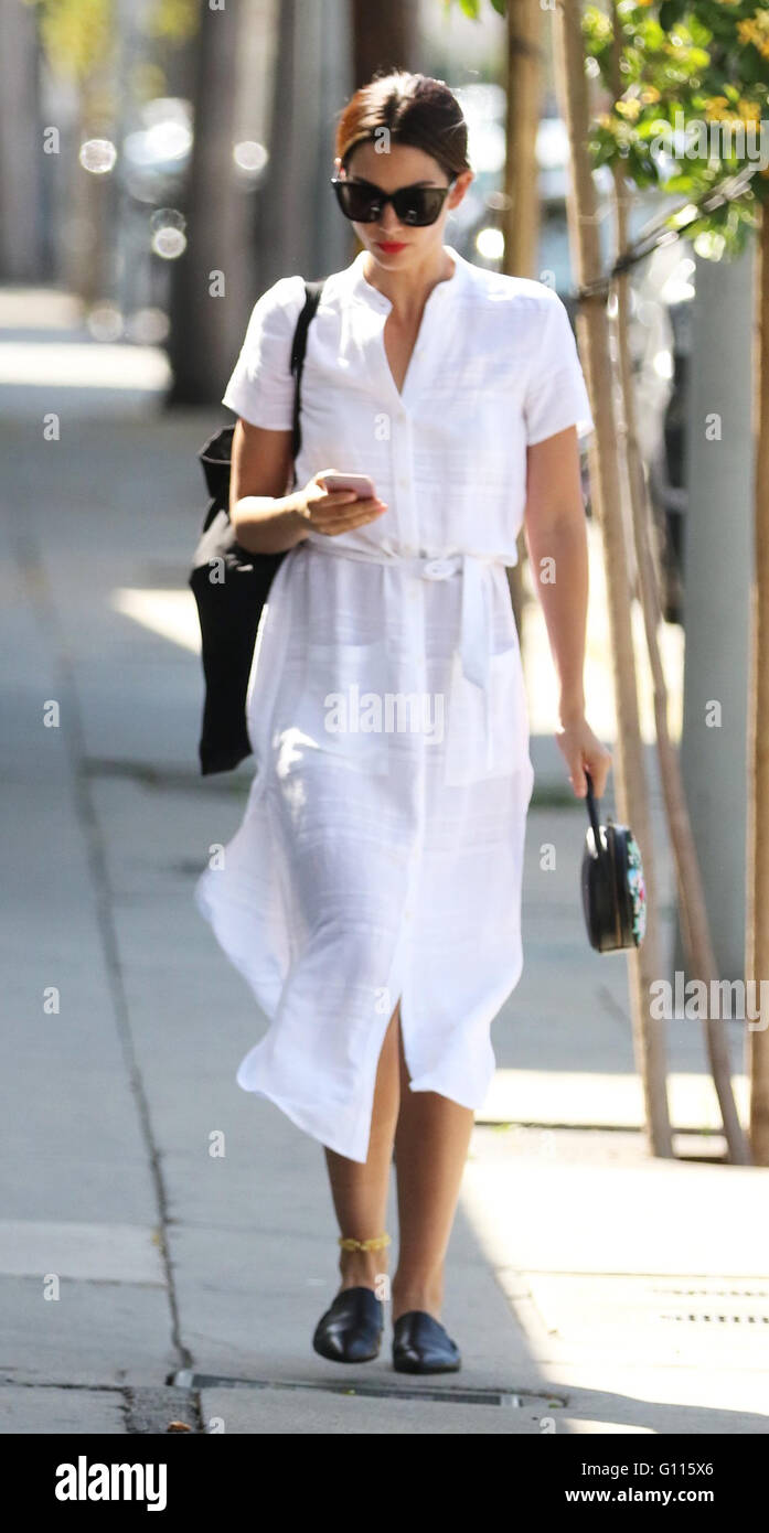 Lily Aldridge deja el gimnasio en Los Ángeles llevando un vestido blanco  que fluye con: Lily Aldridge donde: Los Angeles, California, Estados Unidos  Cuándo: 05 Apr 2016 Fotografía de stock - Alamy