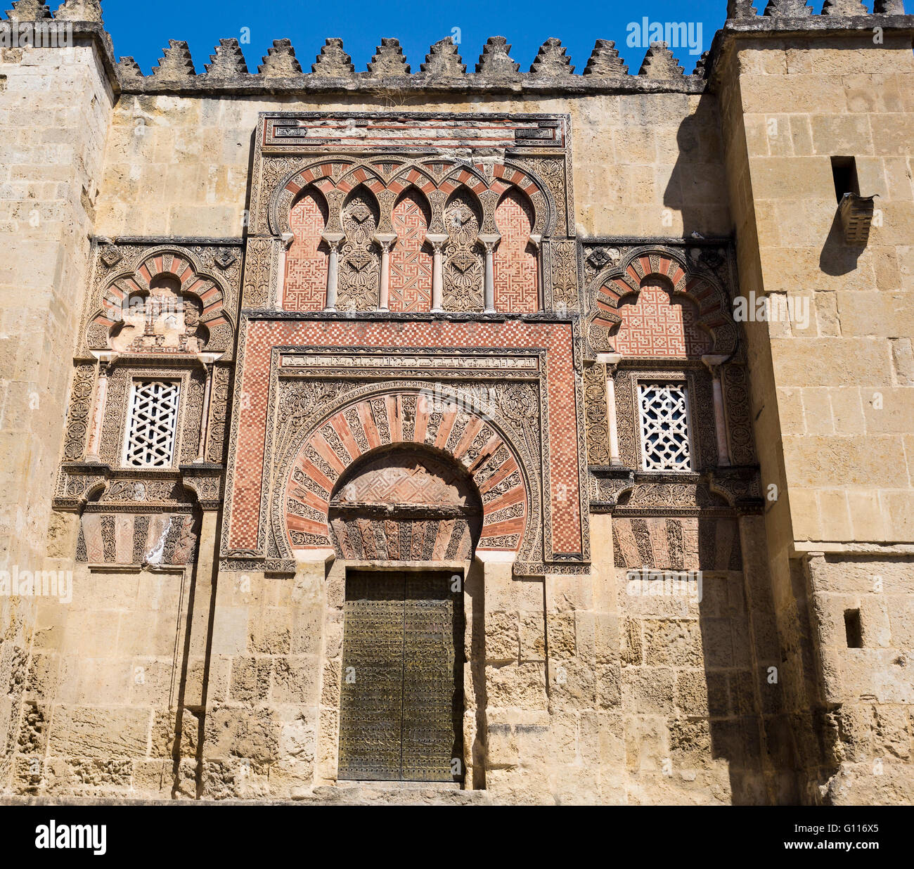 Detalle de la puerta de San Ildefonso en la fachada oeste de la