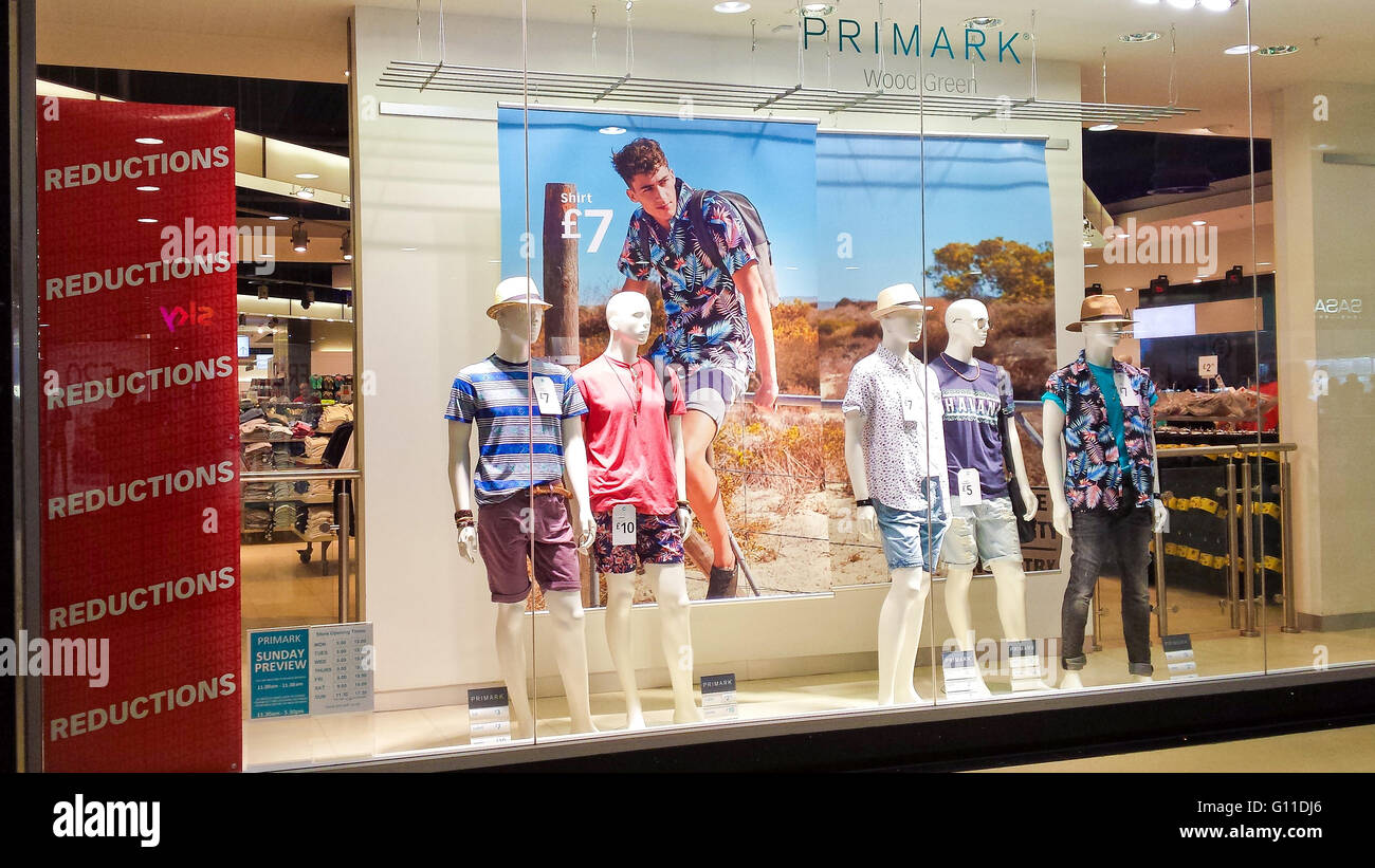 Wood Green, al norte de Londres, 7 de mayo de 2016 - escaparate de tienda de Primark en Wood Green. Primark ofrece descuentos muchos artículos. Crédito: Dinendra Haria/Alamy Live News Fotografía