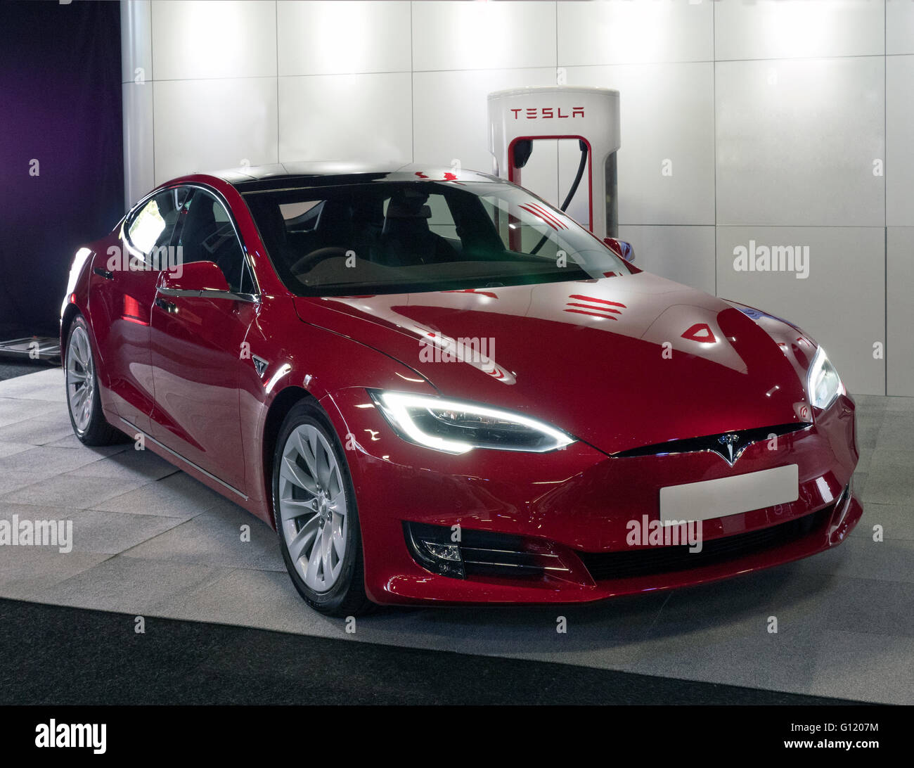 Automóviles eléctricos Tesla Tesla a cargar en el punto de carga Foto de stock