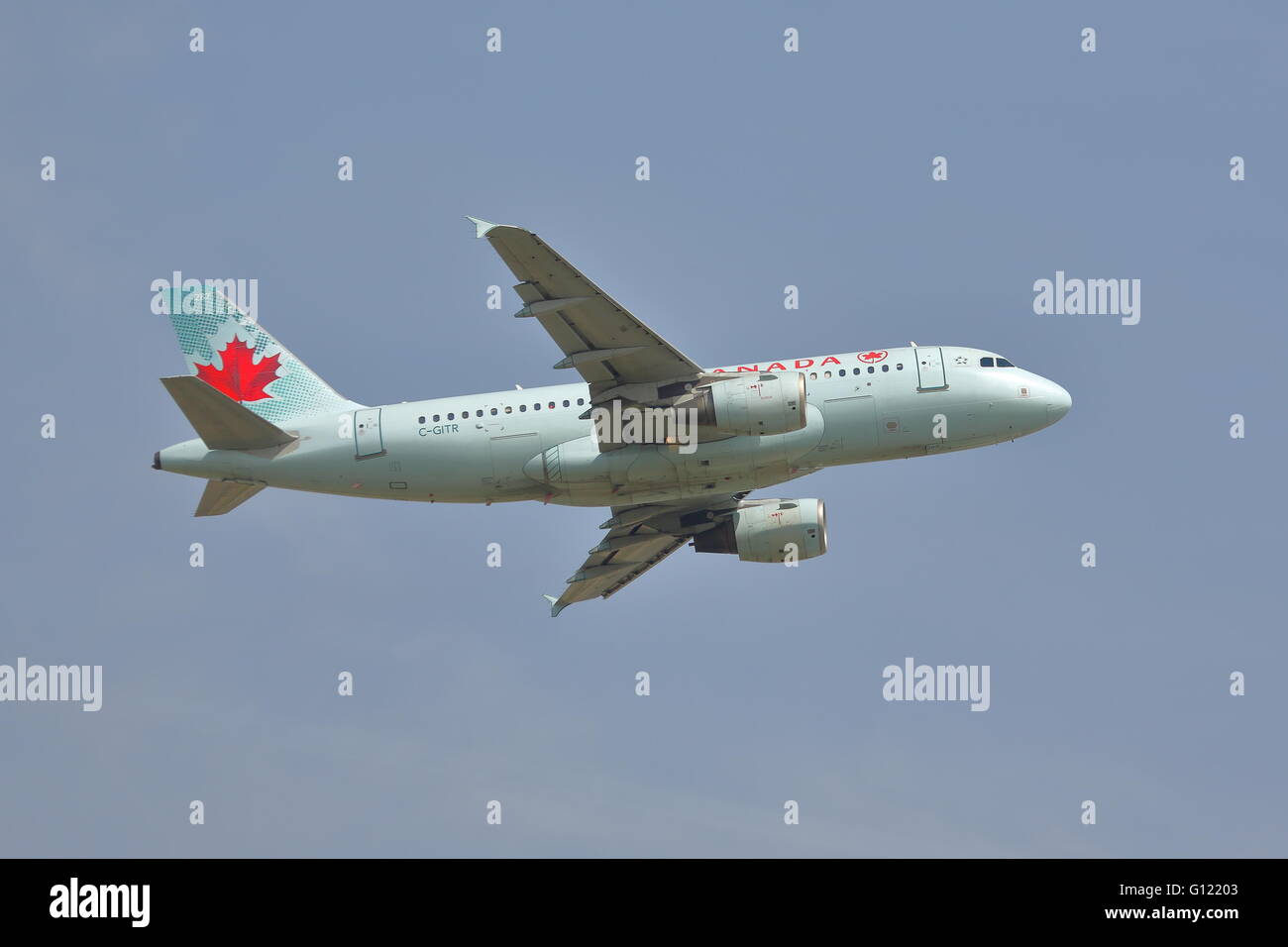 Airbus A319 de Air Canada C-GITR partiendo desde el Aeropuerto Heathrow de Londres, Reino Unido Foto de stock