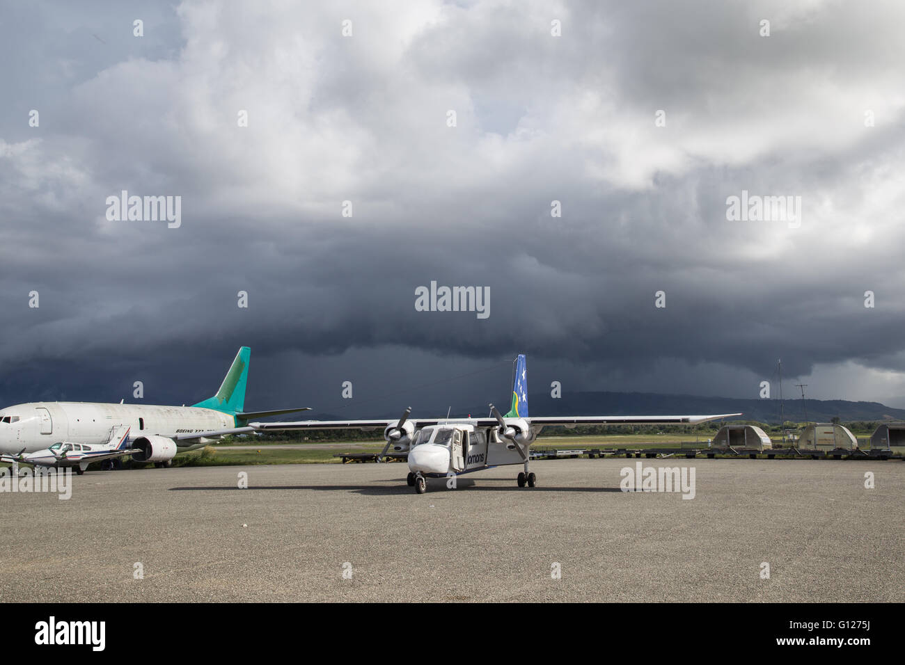 En Honiara, Islas Salomón - Mayo 27, 2015: El pequeño avión de hélice estacionado en el aeropuerto. Foto de stock