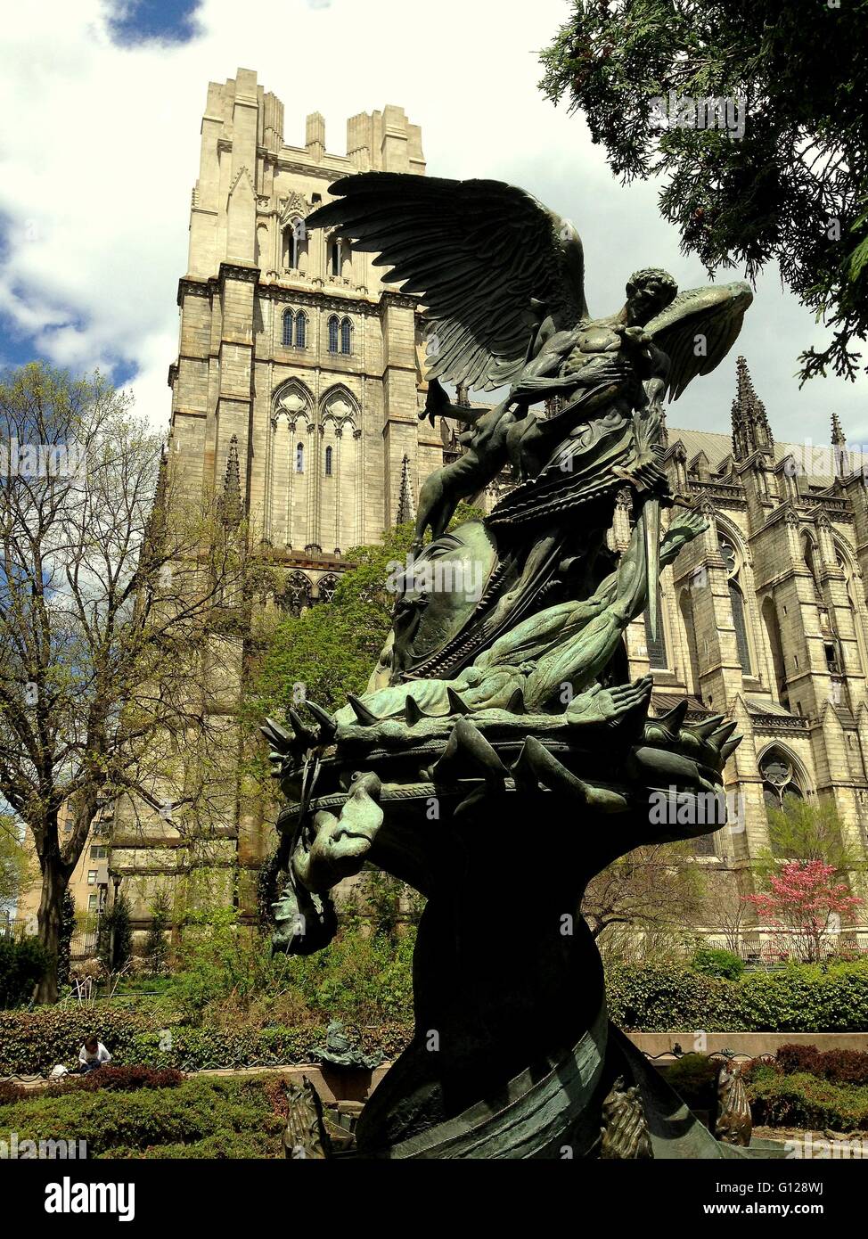 La Ciudad de Nueva York: fuente de paz en la Iglesia Catedral de San Juan el Divino jardines en la Avenida Amsterdam Foto de stock