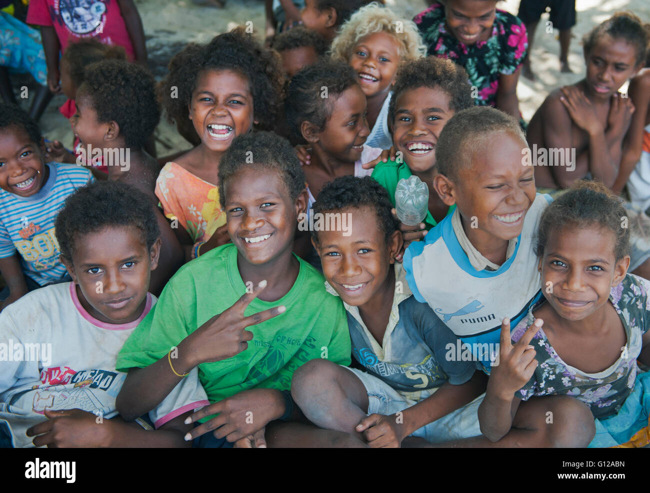 Los niños saludan a los visitantes, Owa Raha Island (Santa Ana), las Islas Salomón, en Melanesia Foto de stock