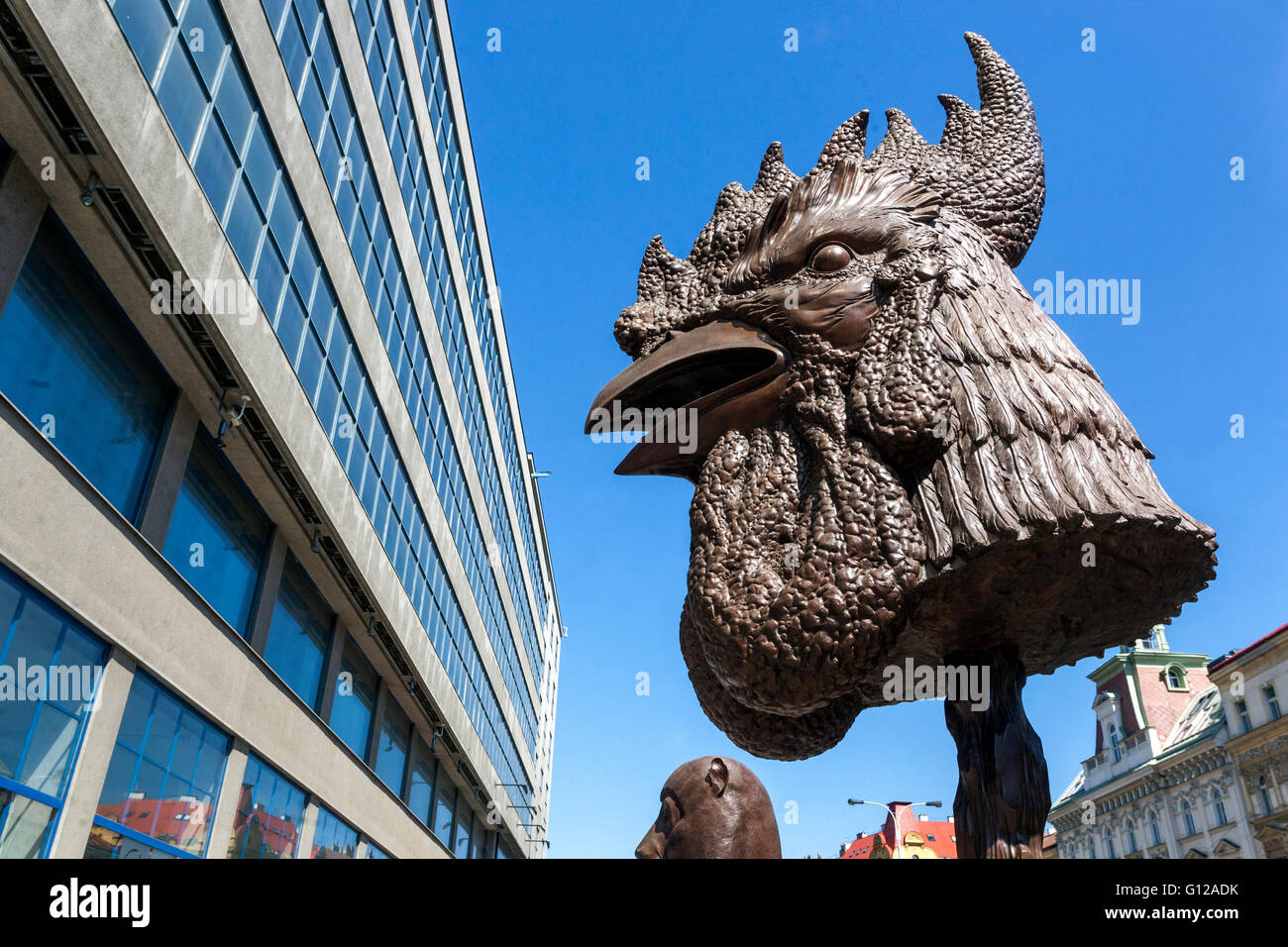 Ai Weiwei arte - Zodiac jefes delante de la National Gallery, Holesovice, Praga, República Checa, Rooster Foto de stock