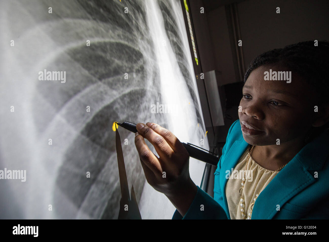 Estudiantes de radiografía con ultrasonido y rayos x Foto de stock