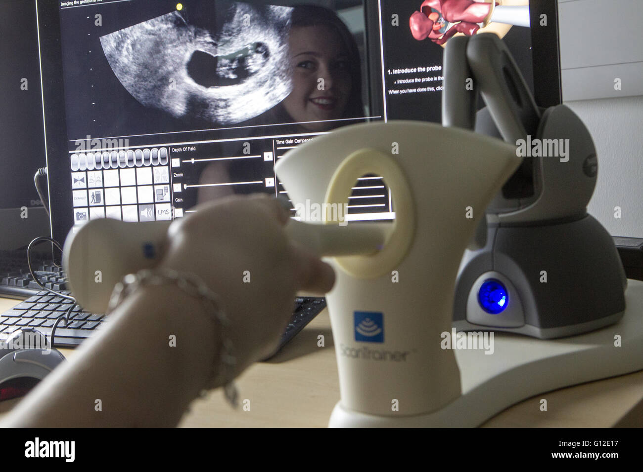 Estudiantes de radiografía con ultrasonido y rayos x Foto de stock