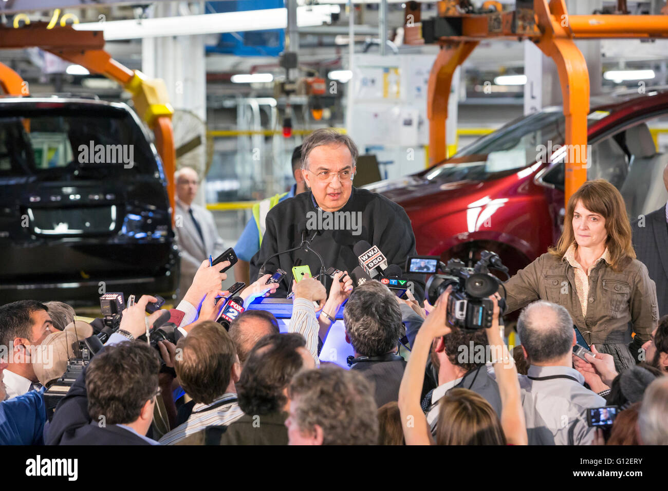 Windsor, Ontario, Canadá - Fiat automóviles Chrysler CEO Sergio Marchionne, conversaciones con los reporteros en la planta de ensamblaje de Windsor. Foto de stock