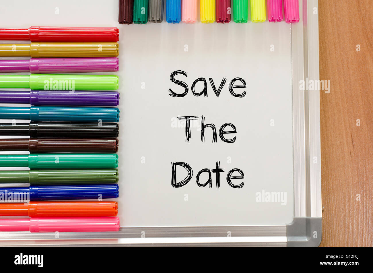 Guardar el concepto de texto de fecha y lápices de colores Fotografía de  stock - Alamy