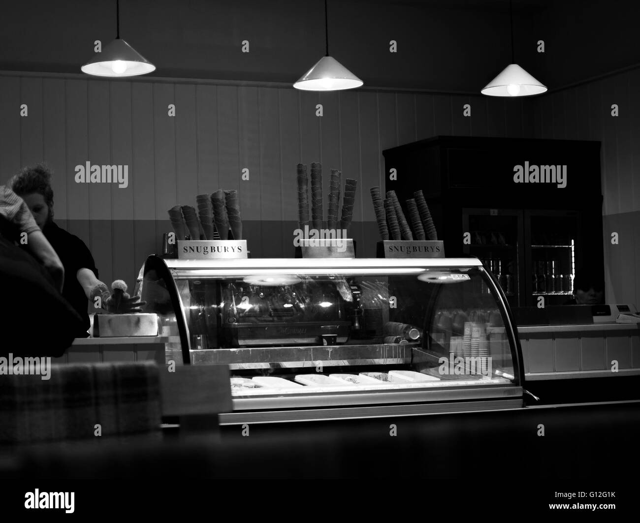 Contador de helados con luz por encima de él. Foto de stock