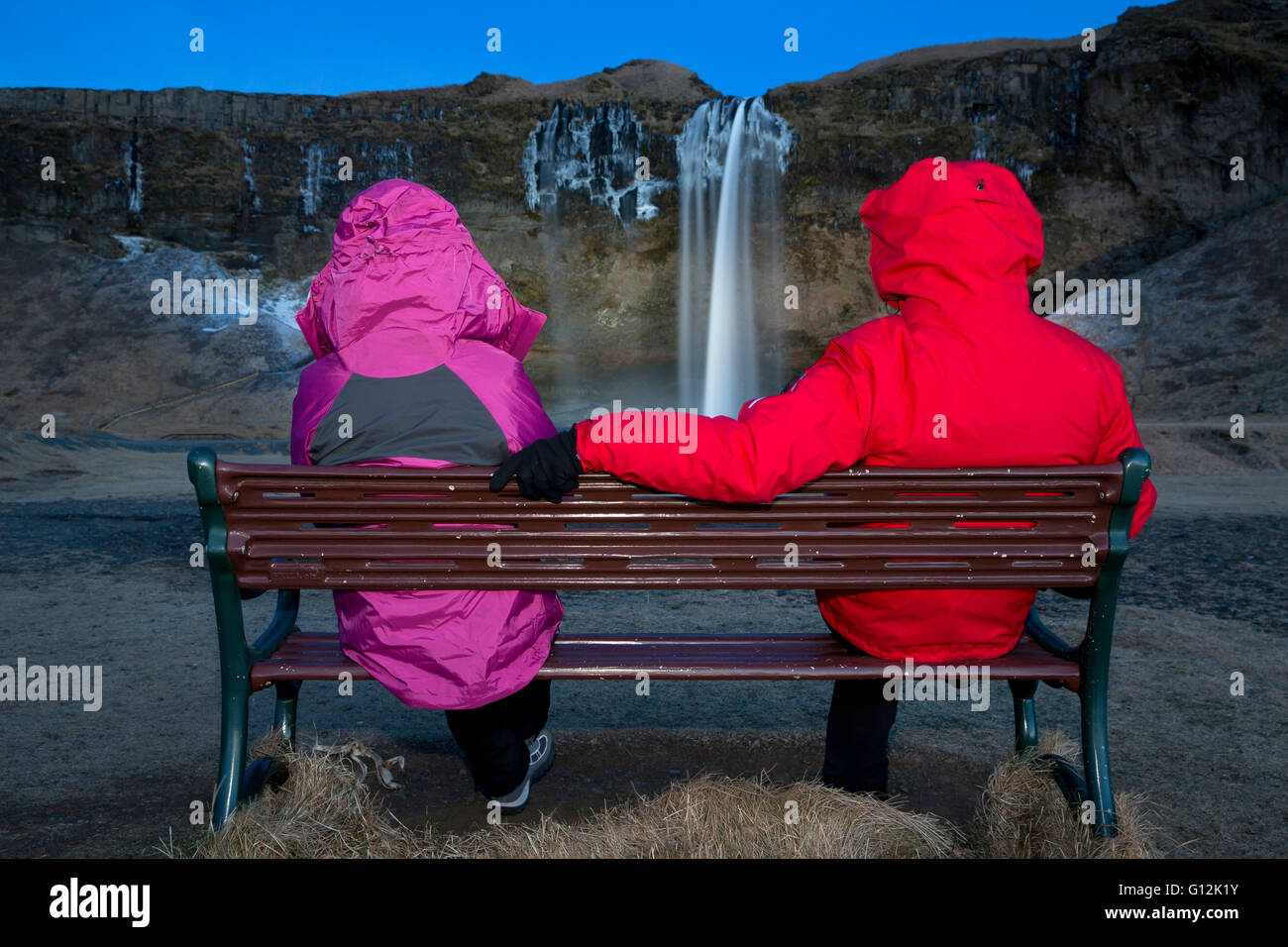 Los turistas en cascada Seljalandsfoss, Ring Road, Islandia Foto de stock