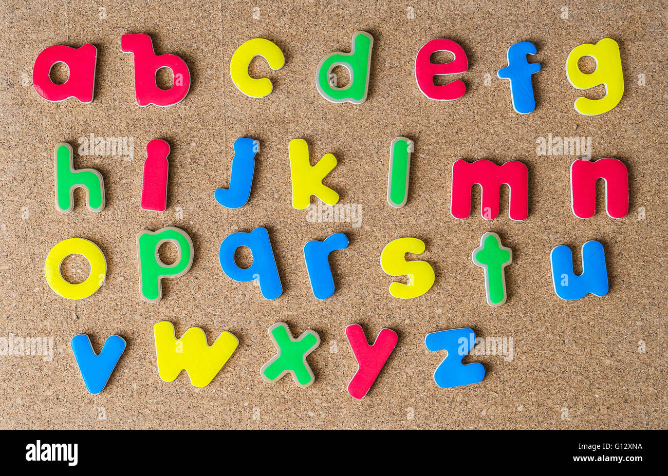 pequeñas letras de madera del alfabeto Foto de stock 83030602