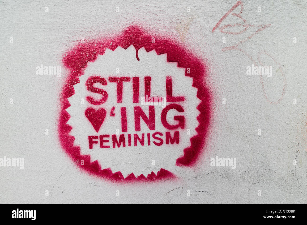 Graffiti feminista en una pared. Foto de stock