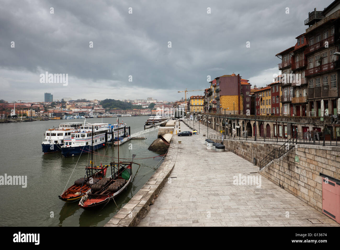La ciudad de Oporto, Portugal (Oporto), el casco antiguo de la ciudad,  excursión, crucero y Rabelo tradicionales botes en el río Duero, promenade,  Esplanade, alle Fotografía de stock - Alamy