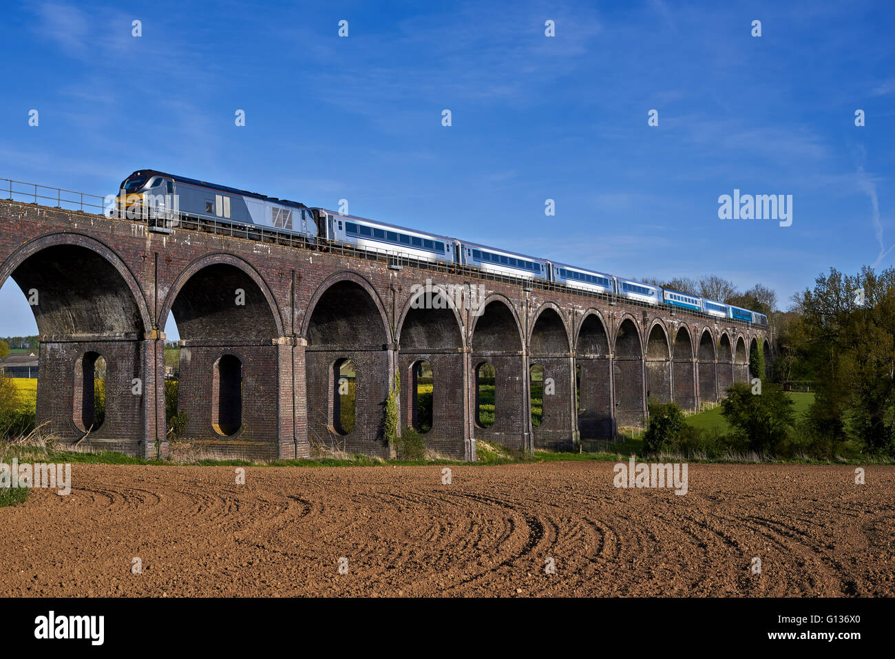 68014 jefes Souldern Viaducto sobre 1U50 17:21 London Marylebone hasta Banbury, el 4 de mayo de 2016. Foto de stock