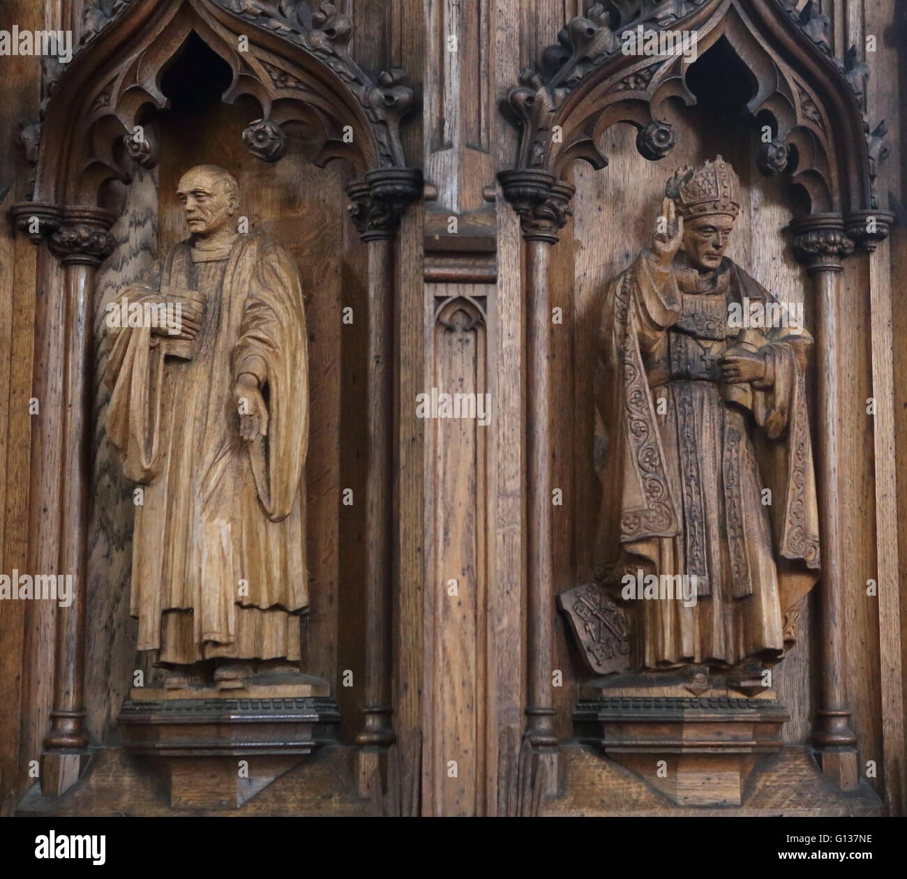 Figuras de madera tallada en la Iglesia - Stamford Lincolnshire, Reino Unido Foto de stock