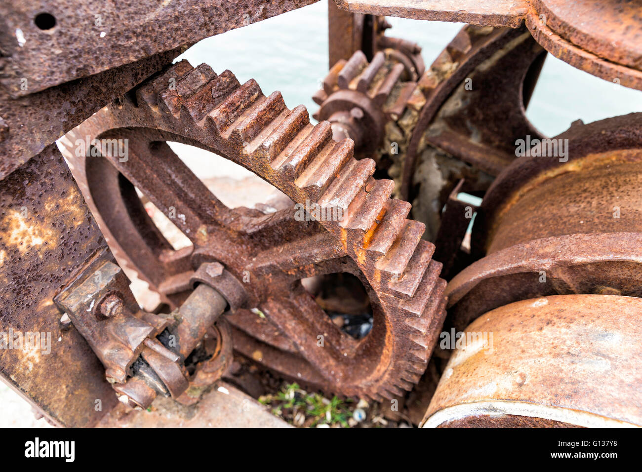 Viejos oxidados engranajes para la industria pesada como piezas de maquinaria Foto de stock