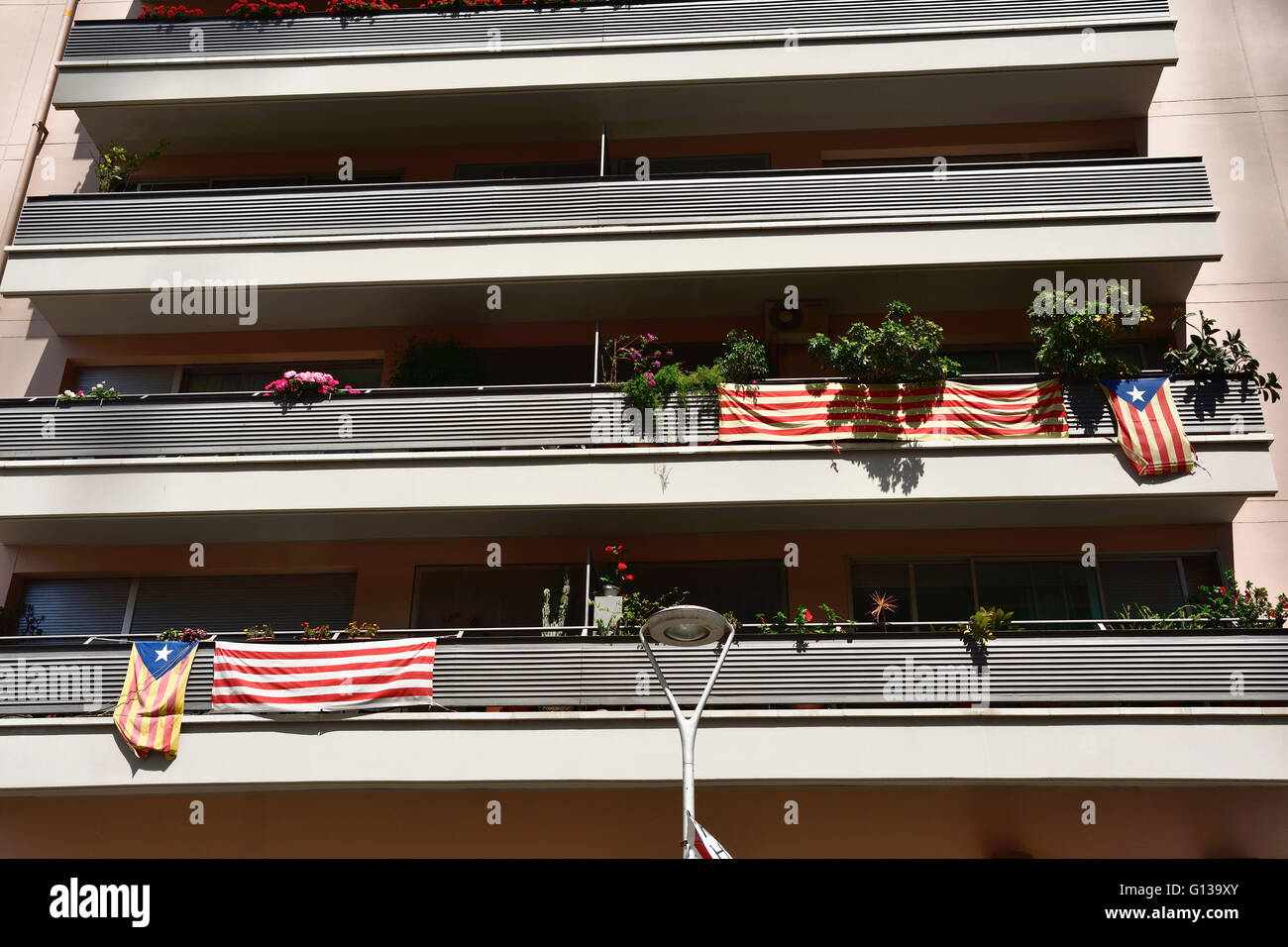 Independencia banderas colgando de los balcones. Barcelona, Cataluña, España y Europa Foto de stock