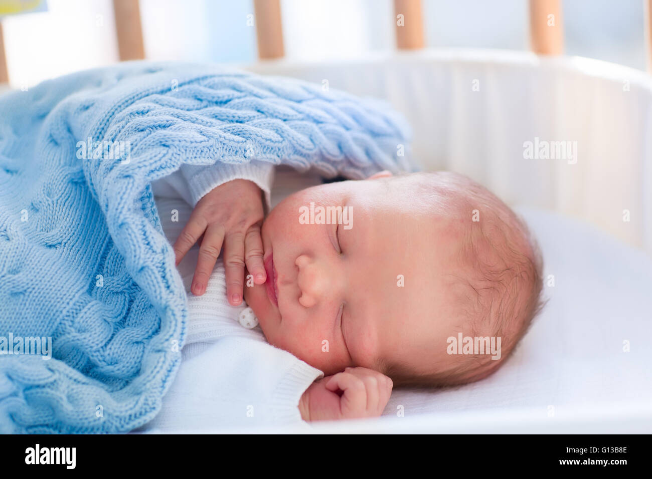 Bebé Recién Nacido En Un Hospital Durmiendo En Bassinet Imagen de