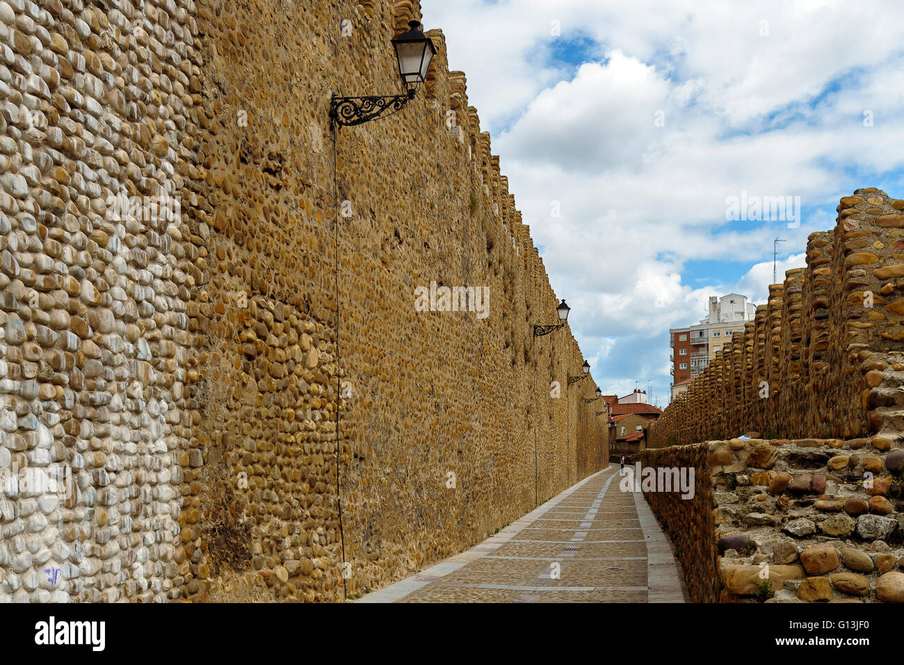 Calle de la muralla de la ciudad de León, Castilla y León, España, Europa, Foto de stock