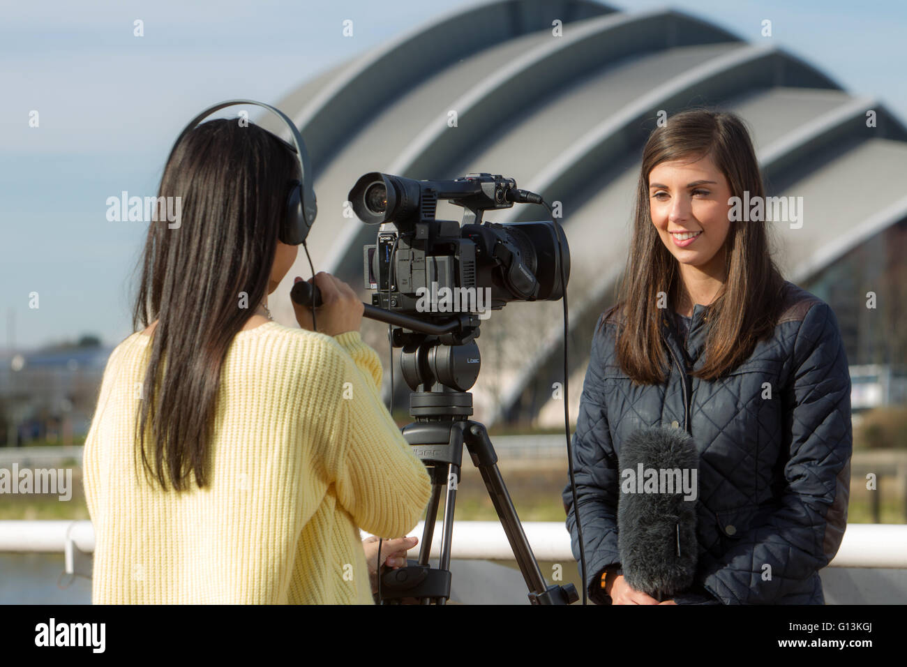 Los estudiantes de ciencias de la información en la filmación de Glasgow por el río Clyde Foto de stock