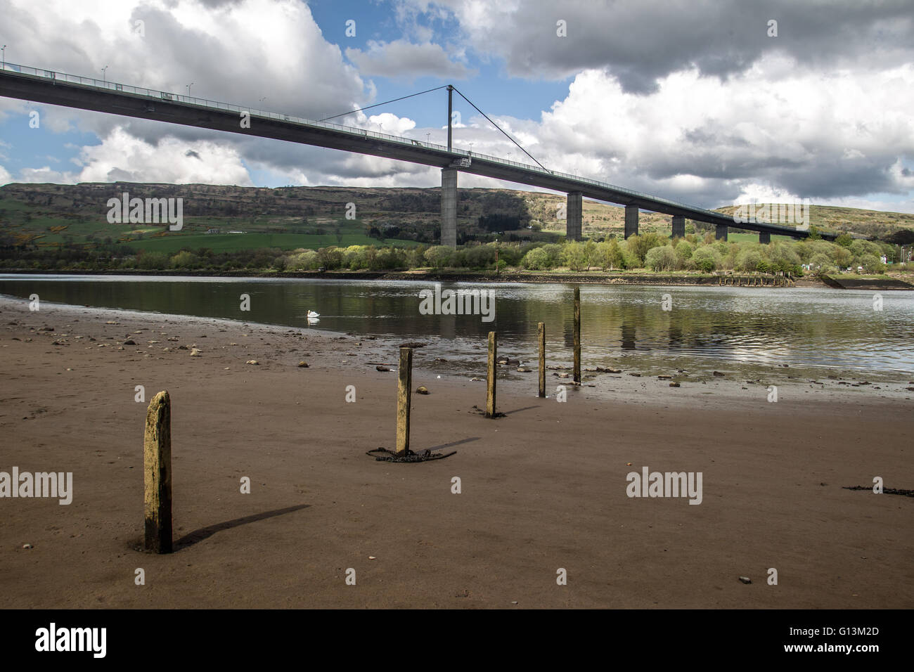 Erskine Bridge visto desde la orilla sur del río Clyde Foto de stock