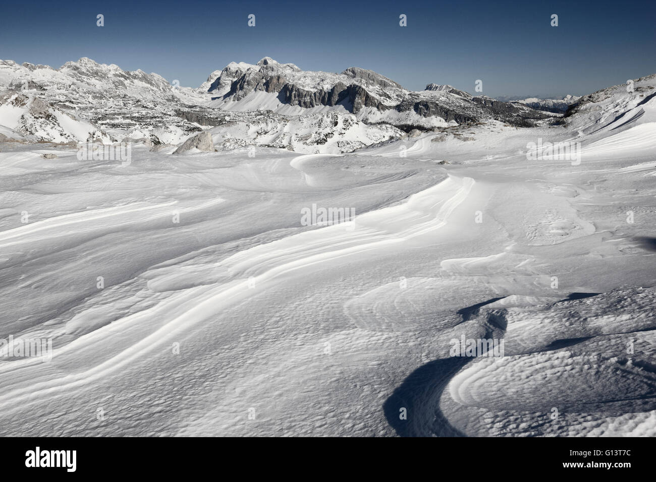 Paisaje invernal de las montañas de los Alpes Julianos, en Eslovenia.pico Triglav en el fondo Foto de stock