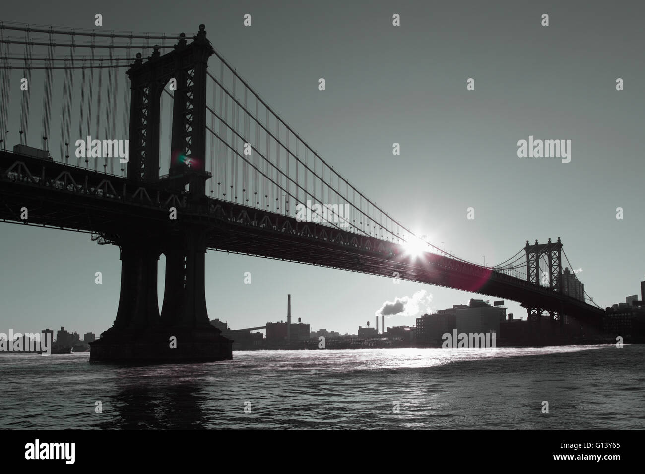 Distorsionada visión industrial de Manhattan Bridge Waterfront Ciudad de Nueva York al amanecer. El vapor proveniente de una central eléctrica en Brooklyn Foto de stock