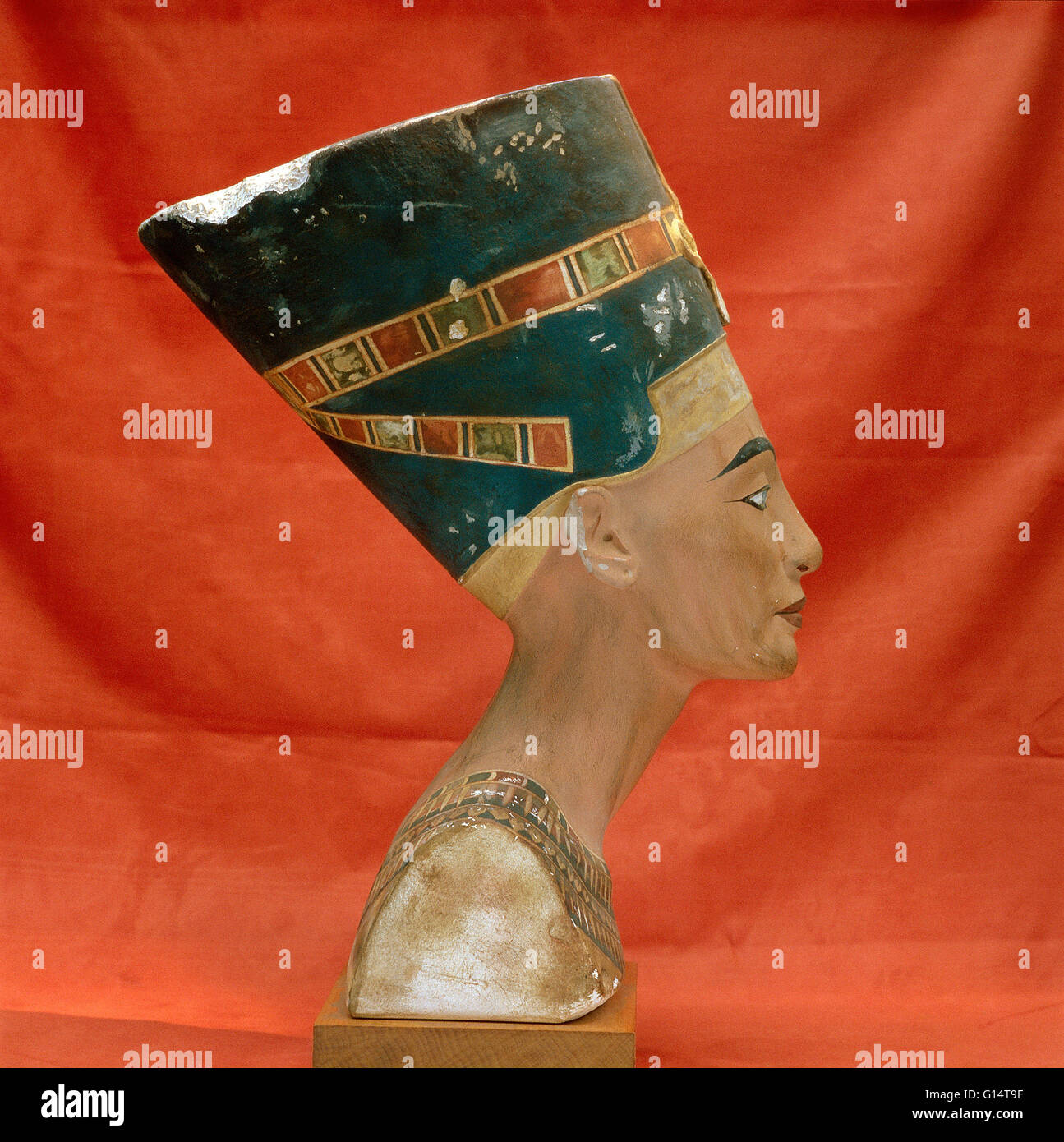 Busto de piedra caliza pintada de la antigua reina egipcia Nefertiti. Este busto fue hallado en Amarna y ahora es celebrada en Berlín, en el Altes Museum. Nefertiti (1370 BC BC-1330) fue la gran esposa real (jefe consorte) del faraón egipcio Akhenaton. Nefertiti y h Foto de stock