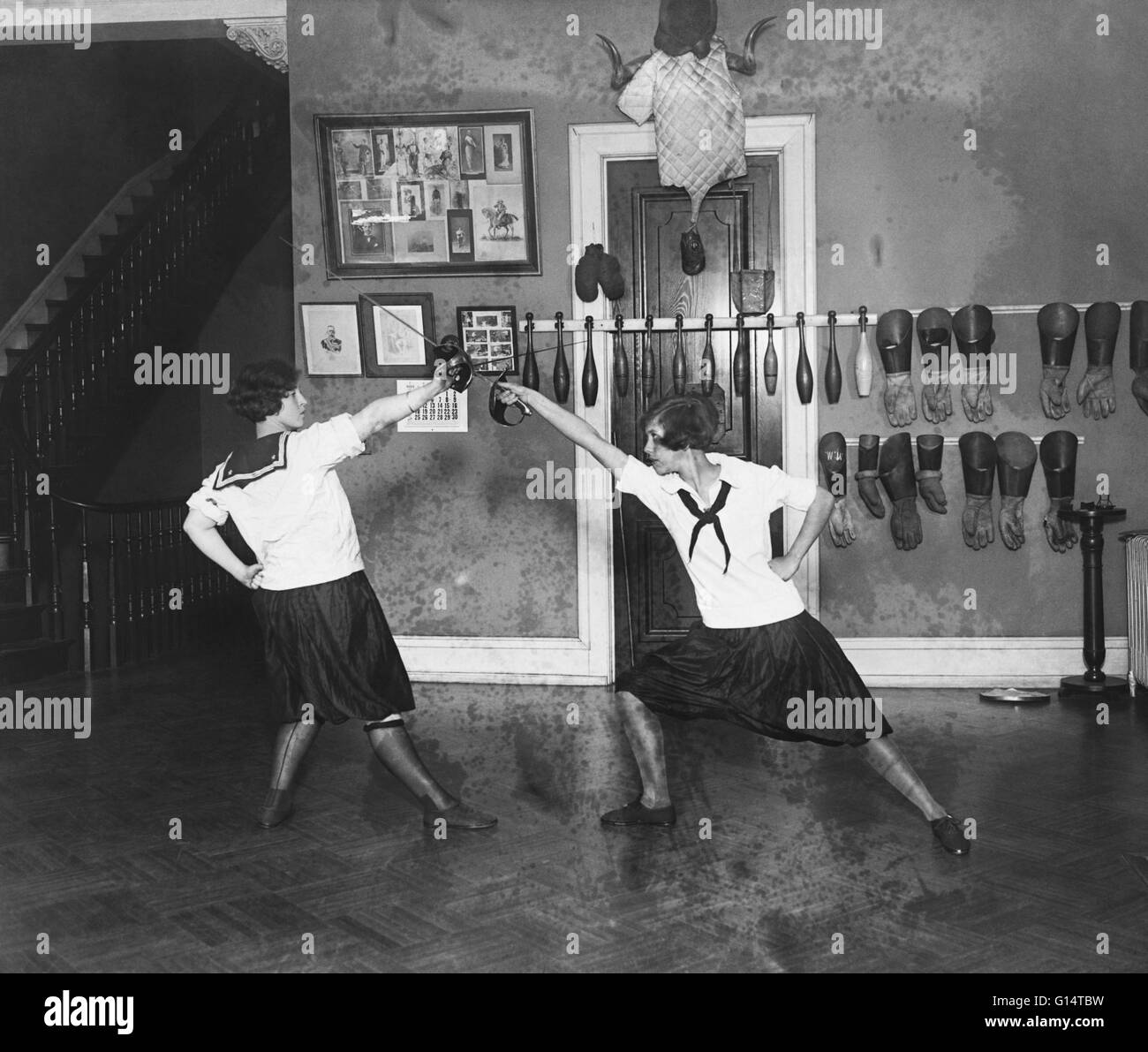 Las niñas de la Escuela Secundaria Occidental equipo de esgrima. El 14 de mayo de 1925. Foto de stock