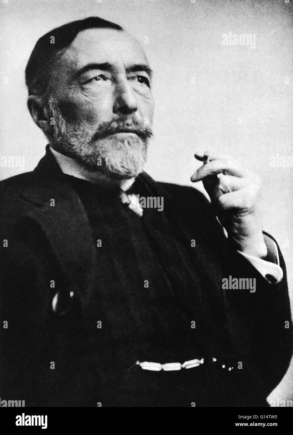 Retrato de Conrad. Joseph Conrad (3 de diciembre de 1857 - 3 de agosto de 1924) fue un autor polaco que escribió en inglés después de asentarse en Inglaterra. Le fue otorgada la nacionalidad británica en 1886, pero siempre se consideró a sí mismo un polo. Conrad es considerado como uno de los gr Foto de stock