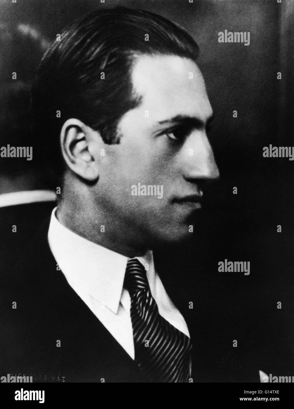 Foto de familia de Gershwin. George Gershwin (26 de septiembre de 1898 - 11 de julio de 1937) fue un compositor y pianista estadounidense. Sus composiciones abarcó ambos géneros clásicos y populares. Comenzó su carrera como una canción 'plugger', pero pronto comenzó a componer Broadwa Foto de stock