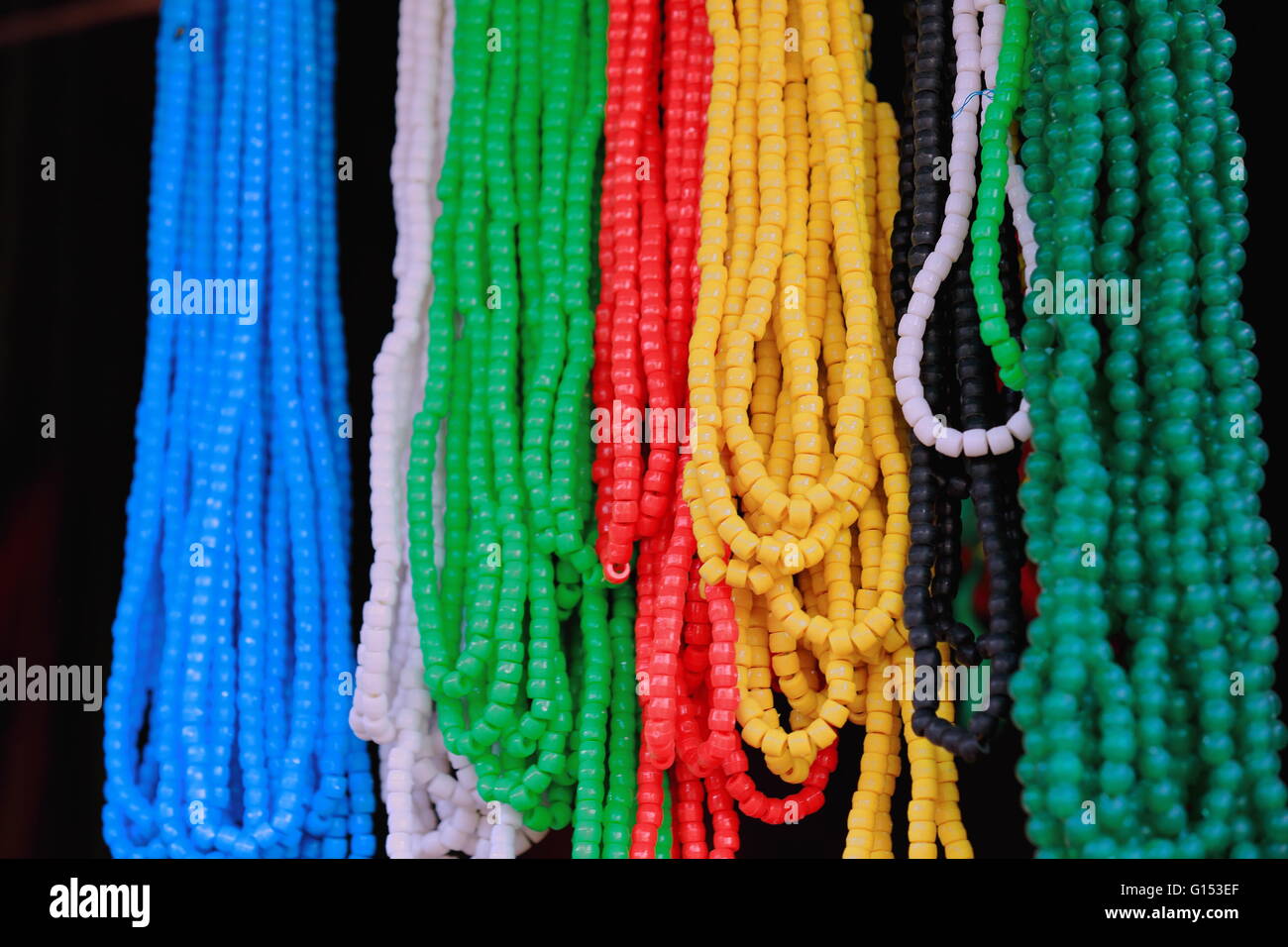 Largos collares multicolores hechas de perlas de plástico-etíope colgantes  artesanales en venta-store de Mek'ele-ciudad de Mekelle en Etiopía  Fotografía de stock - Alamy