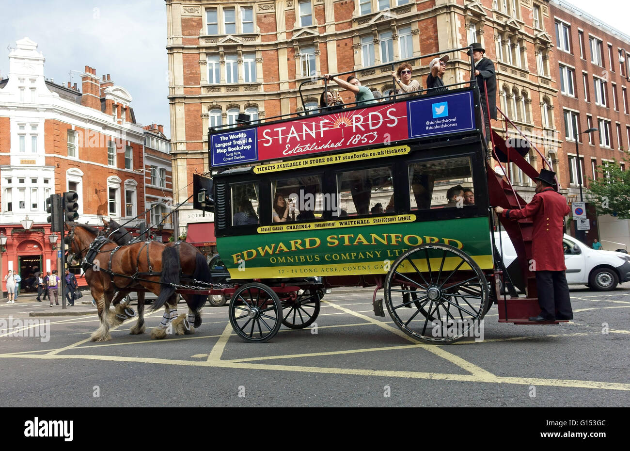 El estilo victoriano de caballos turística consolidada experiencia en West End de Londres. Foto de stock