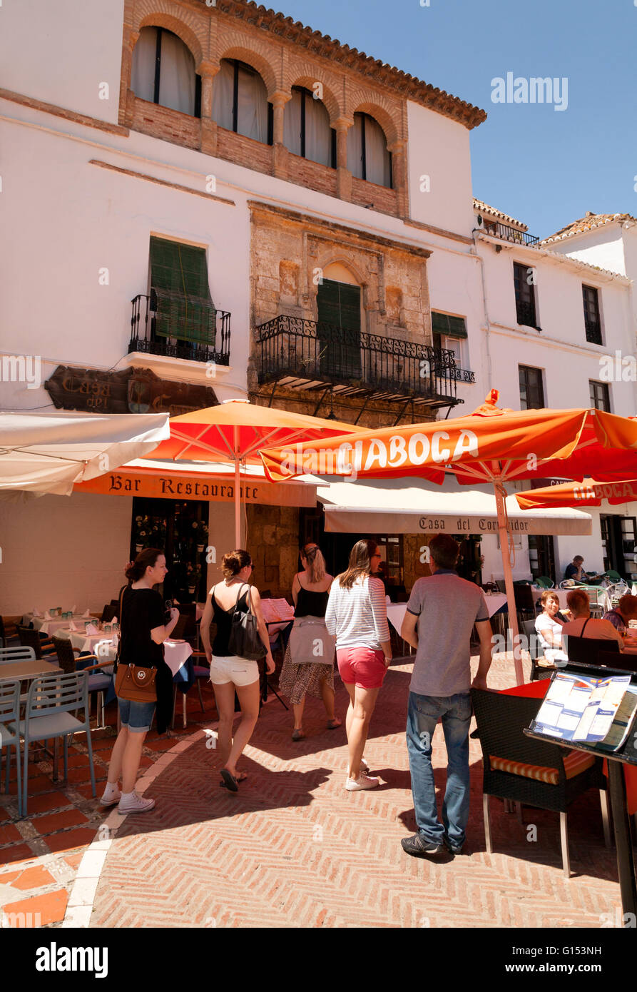 Gente que entra a una cafetería, Plaza de los Naranjos ( naranja ), Plaza de la ciudad vieja de Marbella, Costa del Sol, Andalucía, España Foto de stock